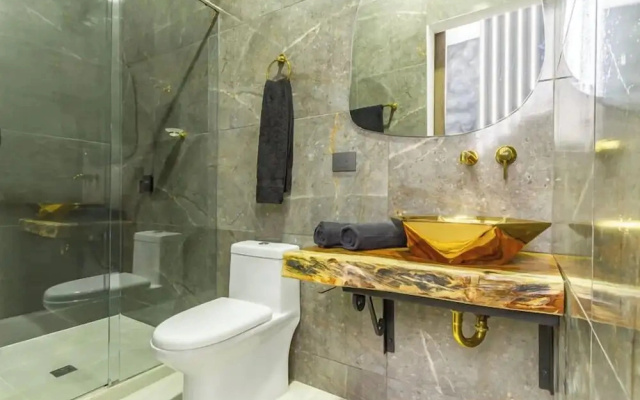 6BR w Jacuzzi  Private Baths Lleras