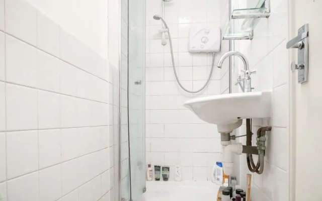 Sidney Street - Deluxe Guest Room
