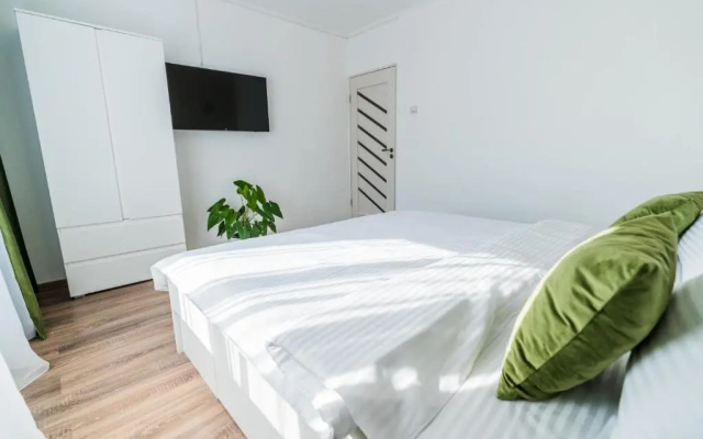 Tania Grand Apart
