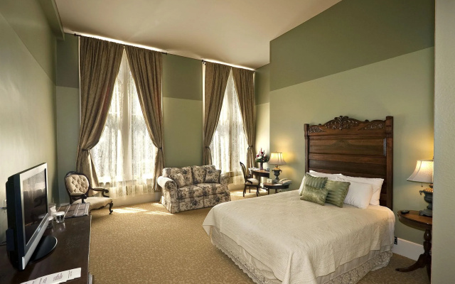 Historic Plaza Hotel