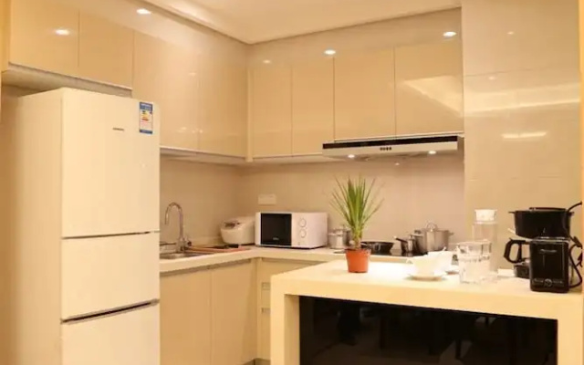 Han Luxury Holiday Hotel (Nanjing Greentown Crystal Blue Bay Baijiahu Subway Station Branch)