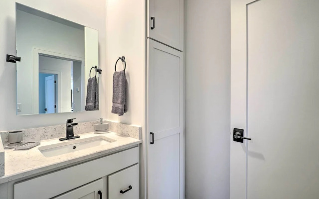 Downtown Traverse City Condo: 32 Mi to Ski Slopes!