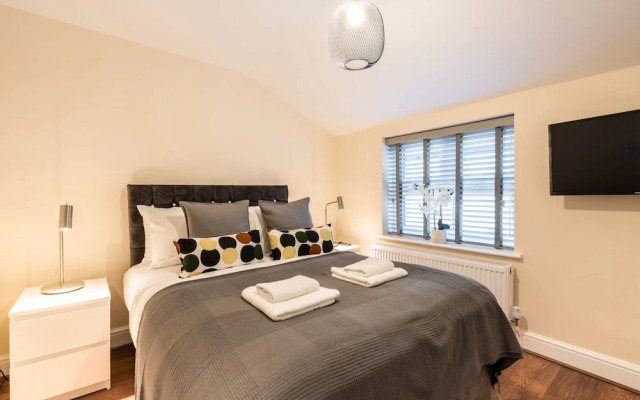 1bd Apt for 2-4. New Decor & Furnishings