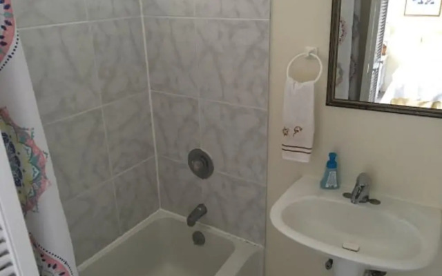 Hale-hoola B & B