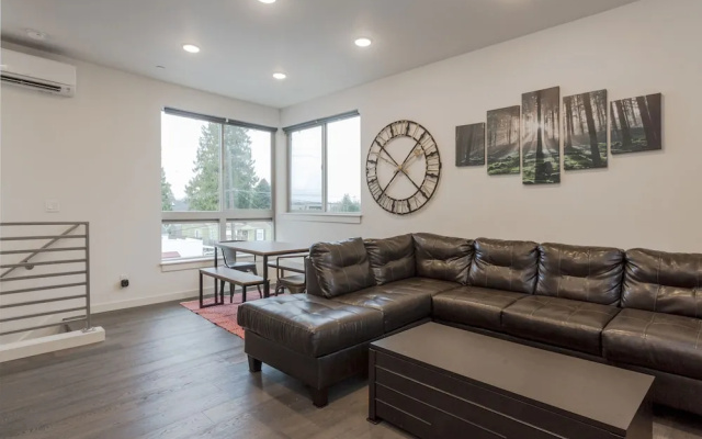 Urban Oasis Sleeps 8 Ultra Modern Condo