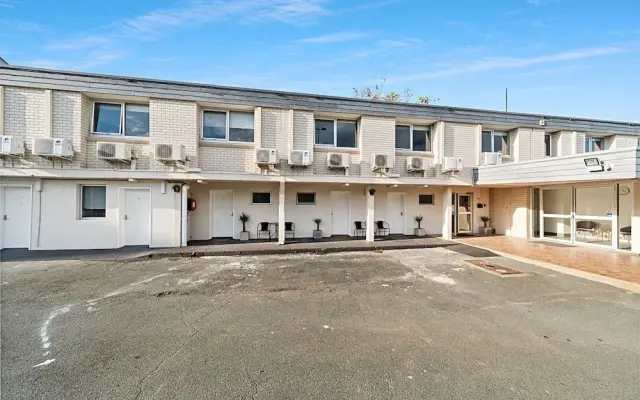 Carlton Suites