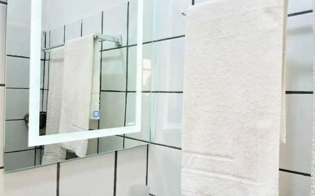 1 Bed Studio Sleeps 2 - Canal View, Wifi, Parking