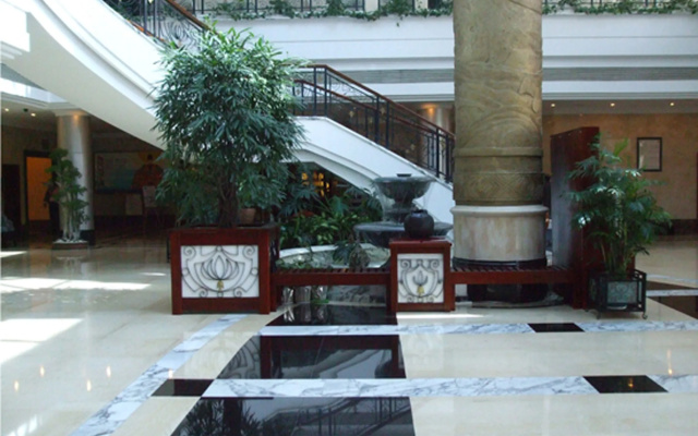 Yuehua Hotel Xiamen Seaside Hotel corridor leads to the stone exhibition hall