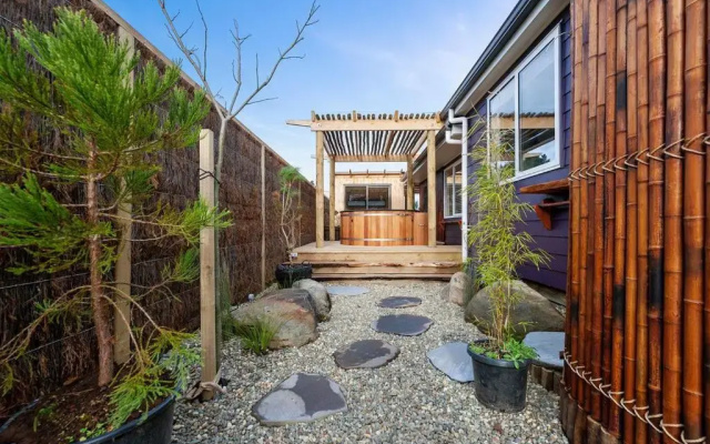 The Purple House - Ohakune Holiday Home with Spa Pool