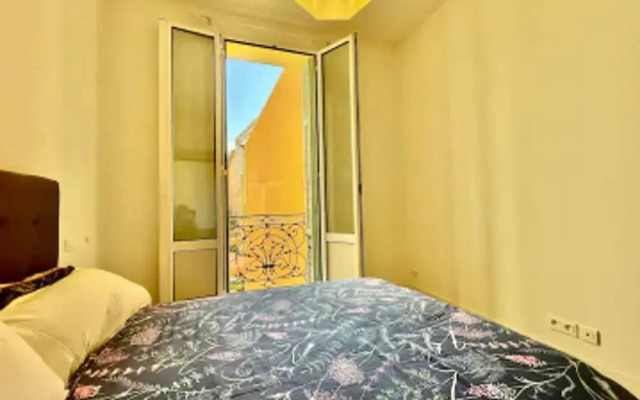 Stylish 3-bedroom Gem Steps From Monaco Spacious