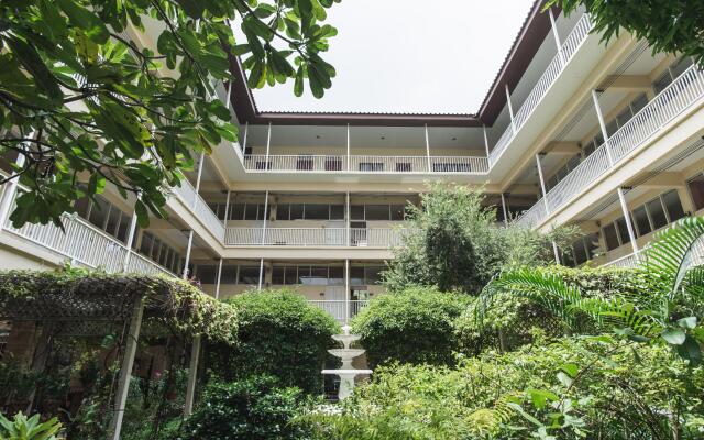 Отель Feung Nakorn Balcony Rooms and Cafe вид на фасад