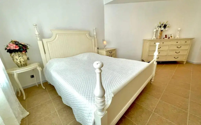 Luxury, Spacious, Beachfront, 3BD Apartment with private beach access!
