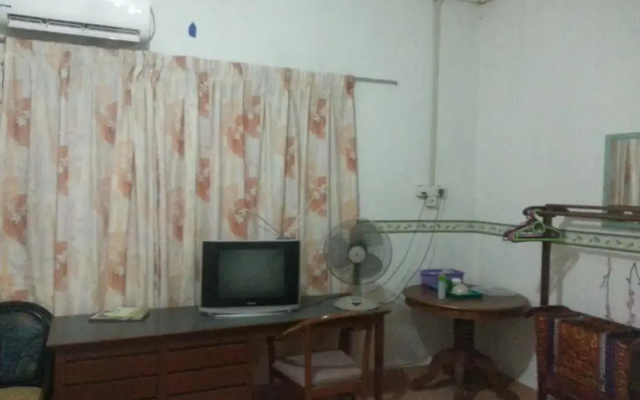 Homestay Aircond Pantai Timur Chalet Guest House Kak Mah