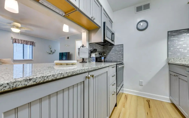 Walkable Calabash Condo w/ Pool Access!