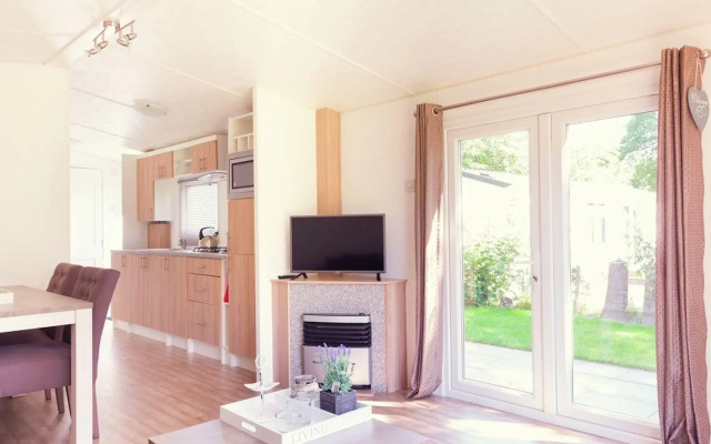 Comfortable chalet with a garden, at nature reserve