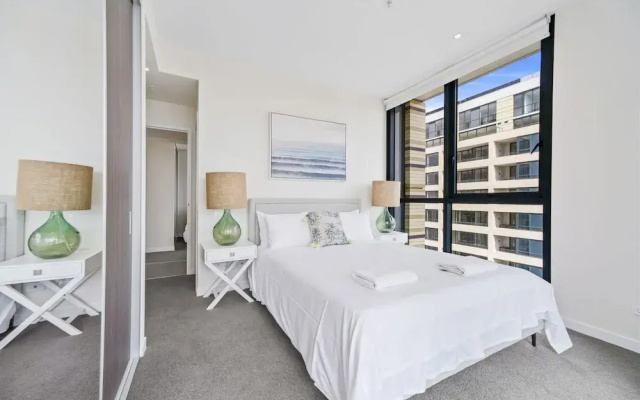 HomeHotel-Ultra Luxury 2 Bedroom next to Mall & Train