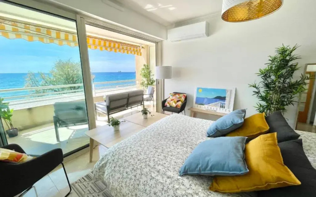 Magnificent 82m With Terrace And In Front Of Sea
