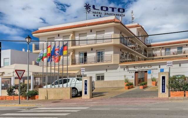 Отель Apartamentos Loto Conil Испания, Кониль-де-ла-Фронтера - отзывы, цены и фото номеров - забронировать отель Apartamentos Loto Conil онлайн вид на фасад