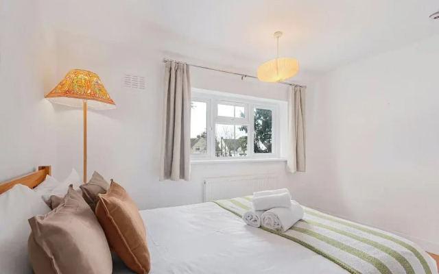 Spacious 3-bed House With car Park Near Heathrow