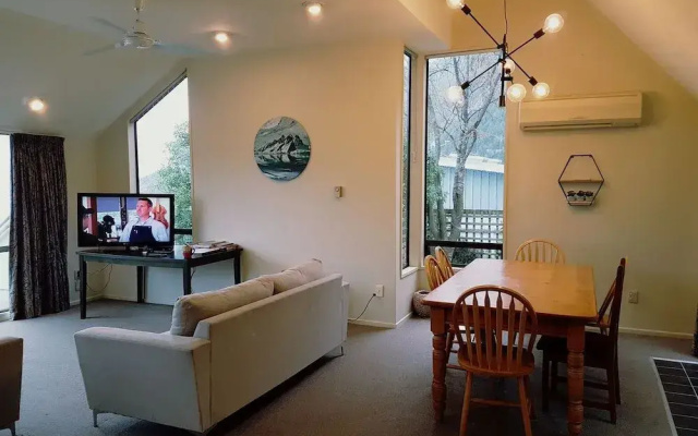 Queenstown Lakeview Holiday Home