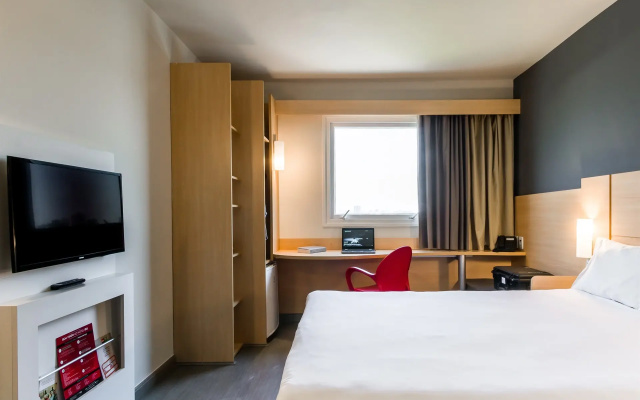 ibis Marilia