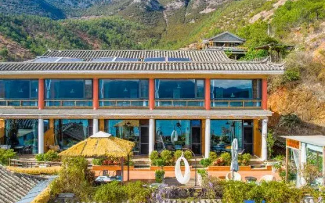 Lugu Lake Cloud - Sea Stacked Courtyard
