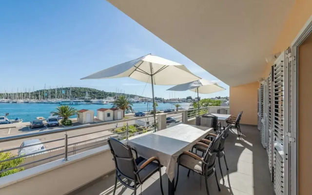 Seafront apartments Marija with terrace and mooring
