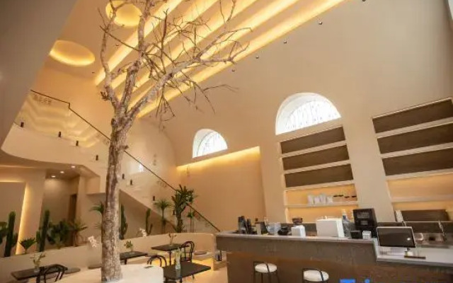 Weixi Homestay (Mangshi Square)