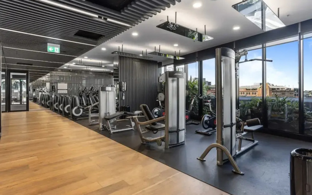 Chic 1-bed With Parking, Pool and Gym