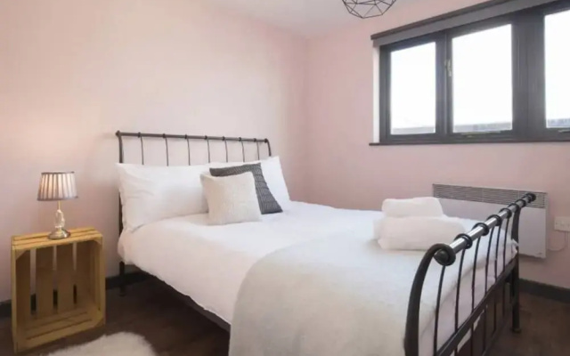 Contemporary 2 Bedroom Midland Mews Apartment