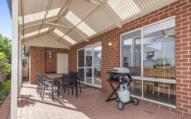 Stylish 3-bed Townhouse With Courtyard & BBQ