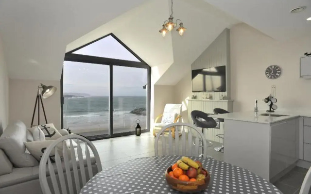 Apartment 10, SOUTH PIER, 13-14 Kerr Street,