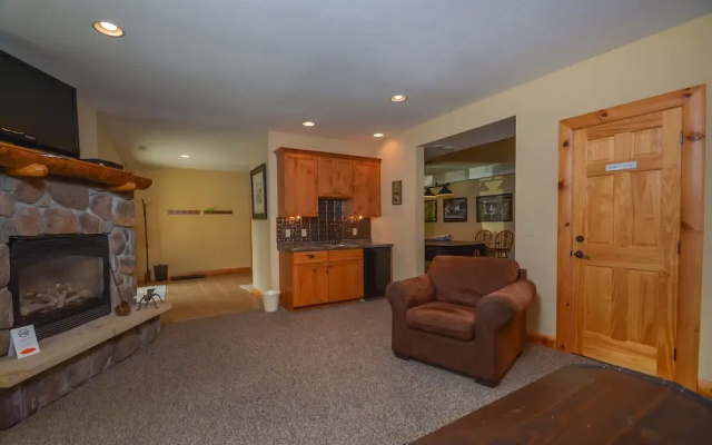 Cozy Bear Chalet 4 Bedroom House