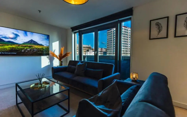 The Skyline Suite - *Private Balcony* *Views*