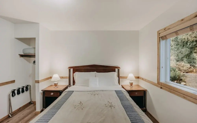 03mbh -12-bdrm - 3.5-bath - Wifi - Pets Ok - Sleeps 26 12 Bedroom Home by RedAwning