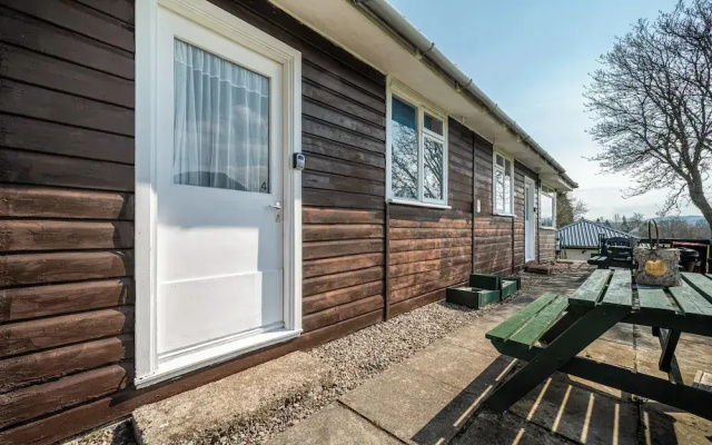 2 Bed Chalet - Sleeps 4 - River and Mountain Views