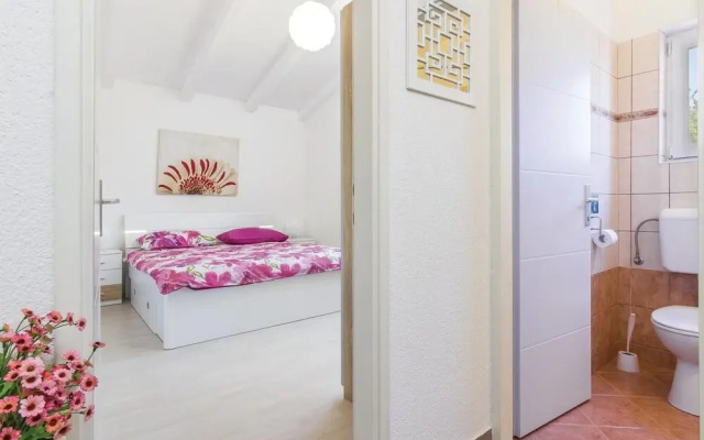 Beautiful Home in Cubani With Wifi and 2 Bedrooms