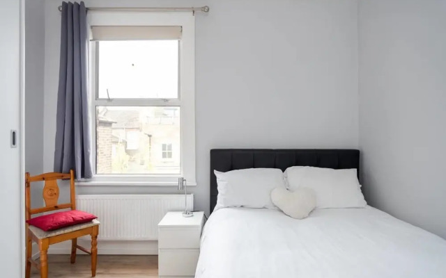 Fresh 2 Bedroom Flat by the River Thames
