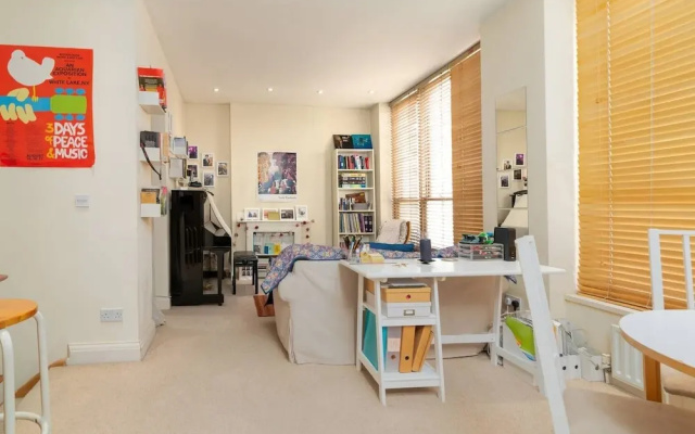 Charming 2 Bed Home In West Kensington Fits 4