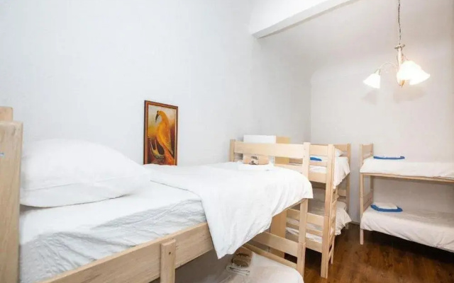 Lav Hostel & Café