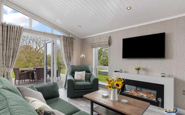 Trevelyn Lodge - Luxury Lodge Hot Tub Close to Beach