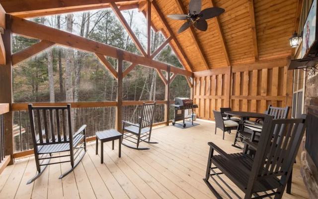 Gone Swimming 4 Bedrooms 4.5 Bathrooms Cabin