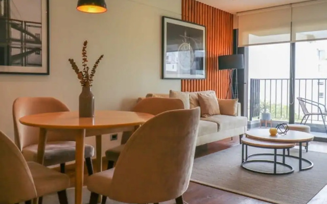 w Fascinating 1BR With Balcony in Miraflores