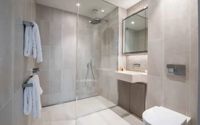 Stylish Studio Apartment With River Views in Londons Bustling Docklands