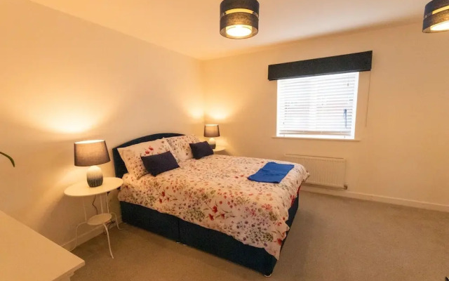 Swindon Cozy 2BR Retreat