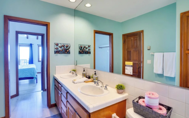 Bright Catalina Island Condo w/ Ocean Views!