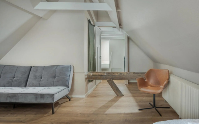 Large fully renovated farmhouse with indoor Swim spa and Sauna