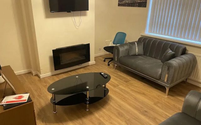 3 Bed House - Sleeps 5 - Parking - Wifi