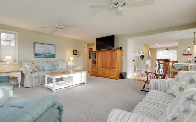 Westerly Retreat ~ 1/4 Mi to Private Beach!
