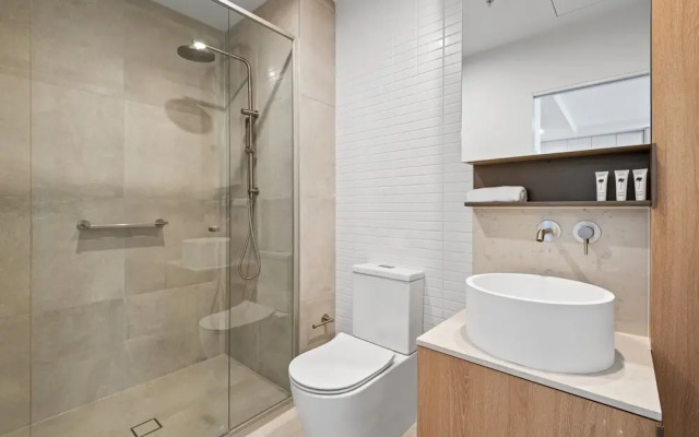 Stunning 1-bed With City Views and Amenities